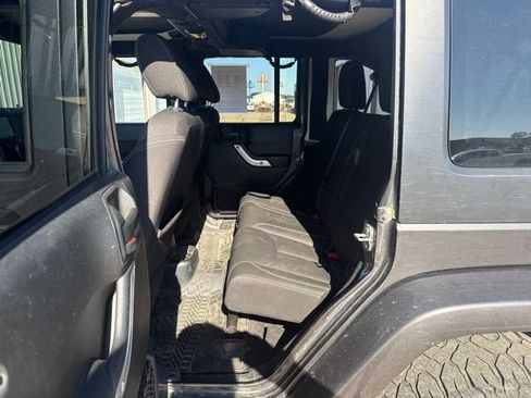 Used 2017 Jeep Wrangler Unlimited Sahara AWD/4WD image 4