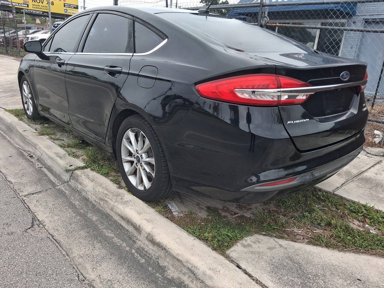 Used 2017 Ford Fusion SE w/ Fusion SE Technology Package FWD image 2