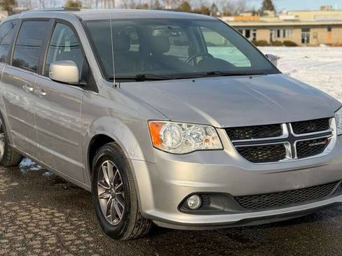 Used 2017 Dodge Grand Caravan SXT image 9