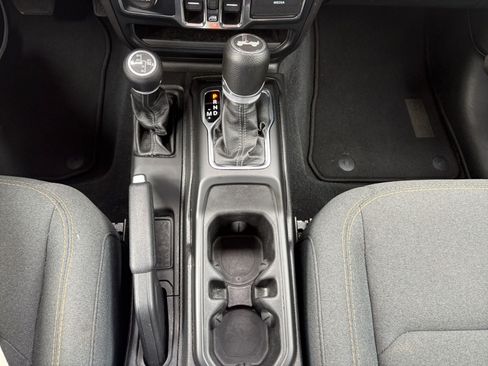 Used 2024 Jeep Wrangler Unlimited Sahara AWD/4WD image 27