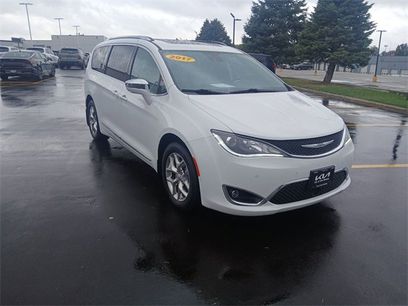 Used 2017 Chrysler Pacifica Limited w/ Advanced Safetytec Group