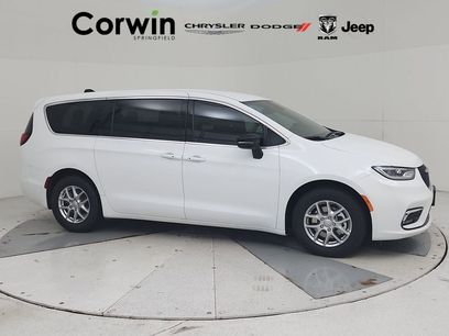 New 2026 Chrysler Pacifica Select