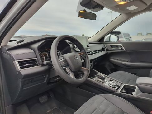 Used 2024 Mitsubishi Outlander SE image 11
