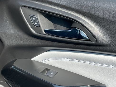 Certified 2025 Chevrolet Trax LT FWD image 12