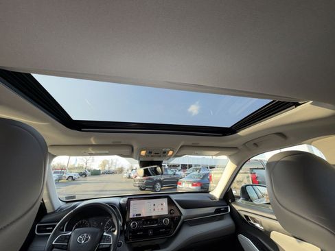 Used 2024 Toyota Highlander XLE image 24