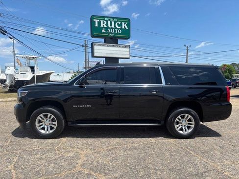 Used 2017 Chevrolet Suburban LT w/ Luxury Package RWD image 2