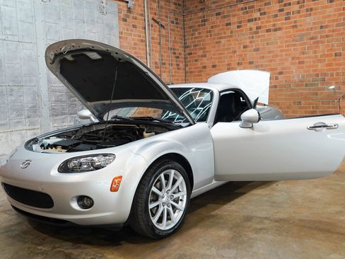 Used 2007 MAZDA MX-5 Miata Grand Touring w/ Premium Pkg RWD image 28