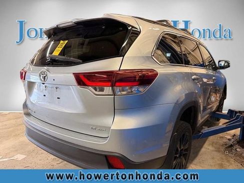 Used 2019 Toyota Highlander SE AWD/4WD image 4