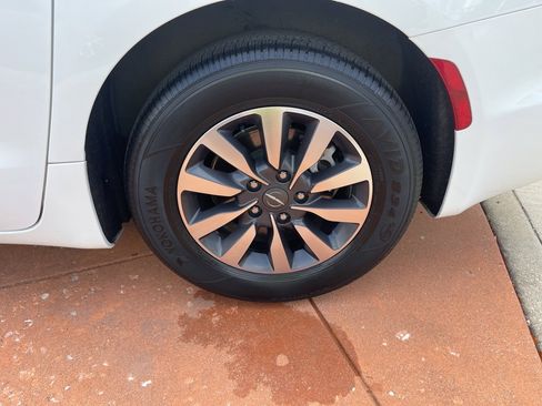 Used 2024 Chrysler Pacifica Select image 15