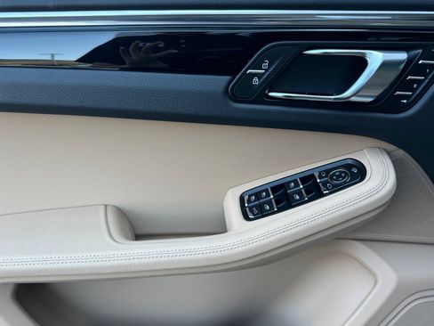 Certified 2026 Porsche Macan AWD/4WD image 12