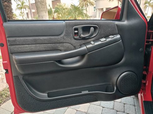 Used 2001 Chevrolet Blazer Xtreme w/ Preferred Equipment Group image 88