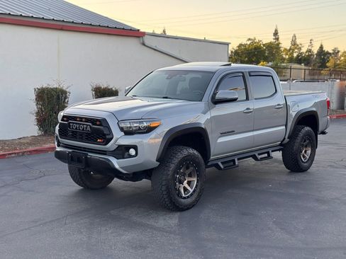Used 2019 Toyota Tacoma TRD Off-Road AWD/4WD image 2