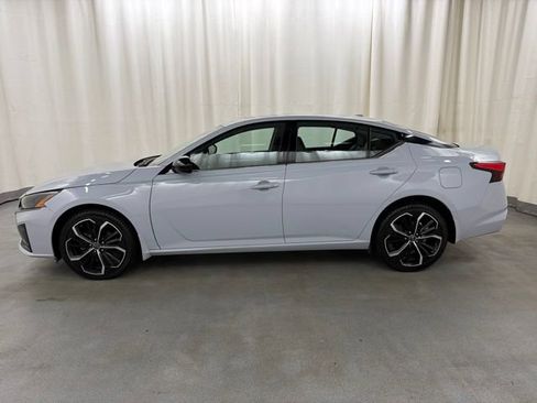 Used 2023 Nissan Altima 2.5 SR w/ SR Premium Package AWD/4WD image 3