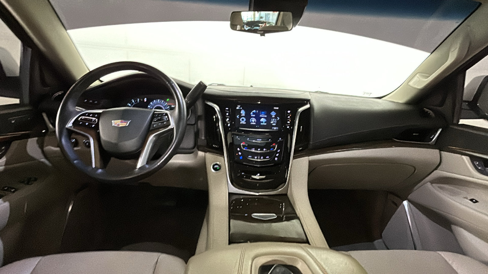 Used 2018 Cadillac Escalade Luxury AWD/4WD image 32