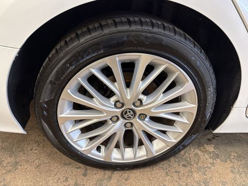 Used 2020 Toyota Camry XLE image 12