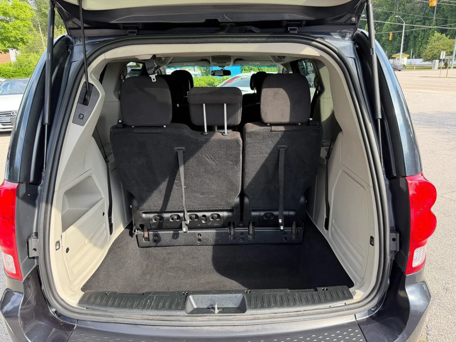 Used 2013 Dodge Grand Caravan SXT w/ UConnect Hands-Free Group FWD image 17