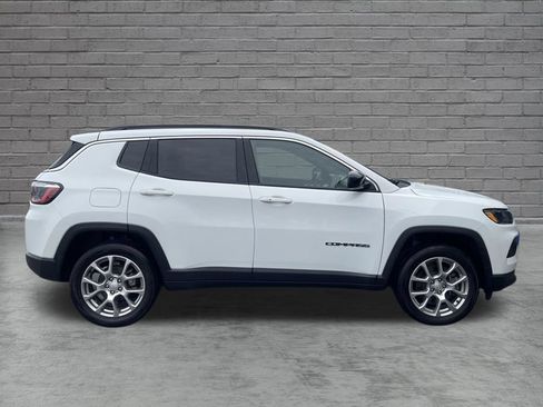 Used 2023 Jeep Compass Latitude w/ Sun and Sound Group AWD/4WD image 9