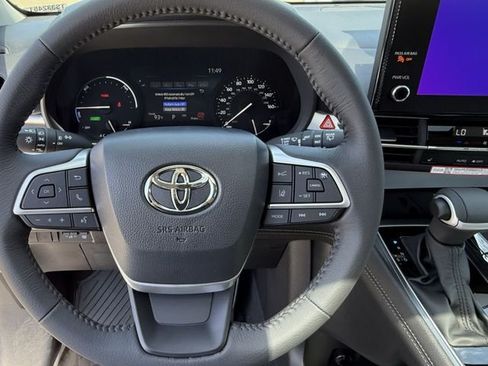 New 2026 Toyota Sienna XLE FWD image 12