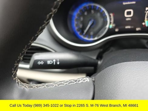 Used 2023 Chrysler Pacifica Touring-L FWD image 19