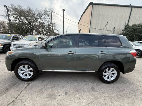Used 2013 Toyota Highlander SE w/ Cold Weather Pkg image 4
