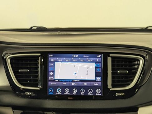 Used 2020 Chrysler Pacifica Touring-L Plus w/ Tire & Wheel Group FWD image 20