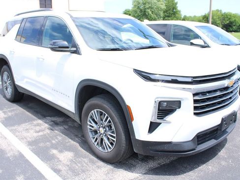 Used 2025 Chevrolet Traverse LT FWD image 3