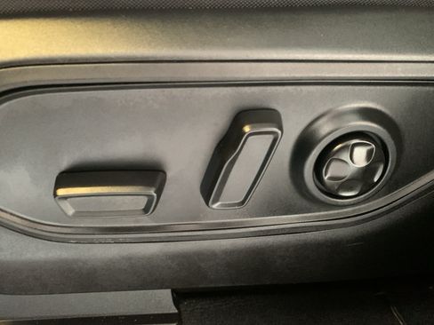 Used 2023 Jeep Grand Cherokee Laredo RWD image 13