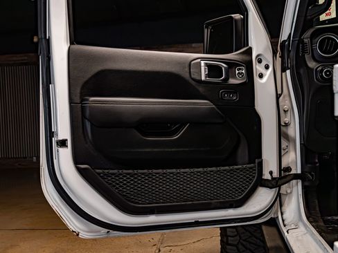 Used 2020 Jeep Wrangler Unlimited Sahara image 30