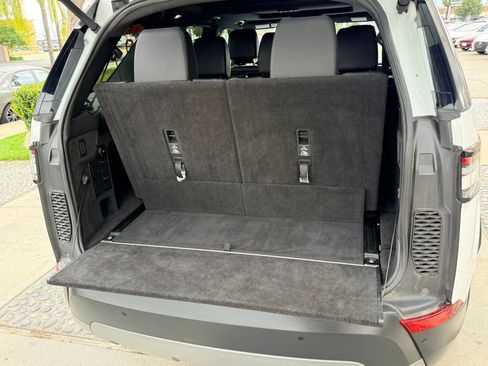 Used 2018 Land Rover Discovery SE image 17