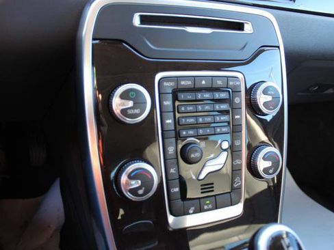 Used 2016 Volvo XC70 T5 Premier w/ Proximity Package image 22