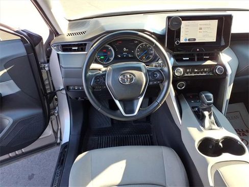 Used 2023 Toyota Venza LE image 12