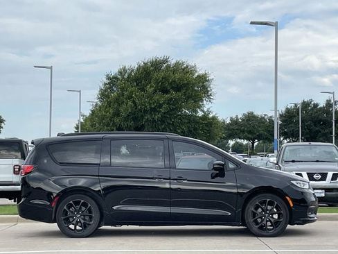 Used 2025 Chrysler Pacifica Limited FWD image 3