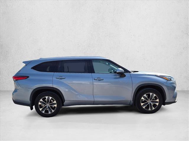 Used 2020 Toyota Highlander XLE AWD/4WD image 4