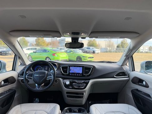 Used 2017 Chrysler Pacifica Touring-L Plus w/ Tire & Wheel Group image 28