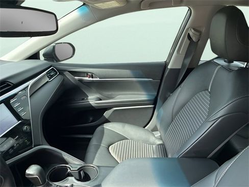 Used 2018 Toyota Camry SE w/ Convenience Package image 16