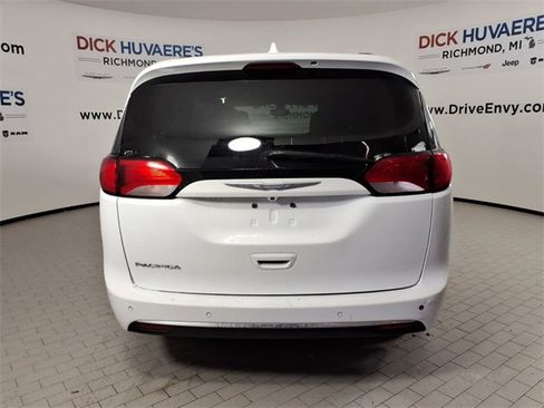 Used 2017 Chrysler Pacifica Touring-L Plus image 5