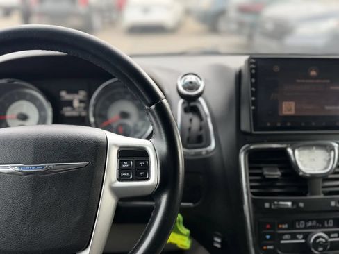 Used 2015 Chrysler Town & Country Touring FWD image 22