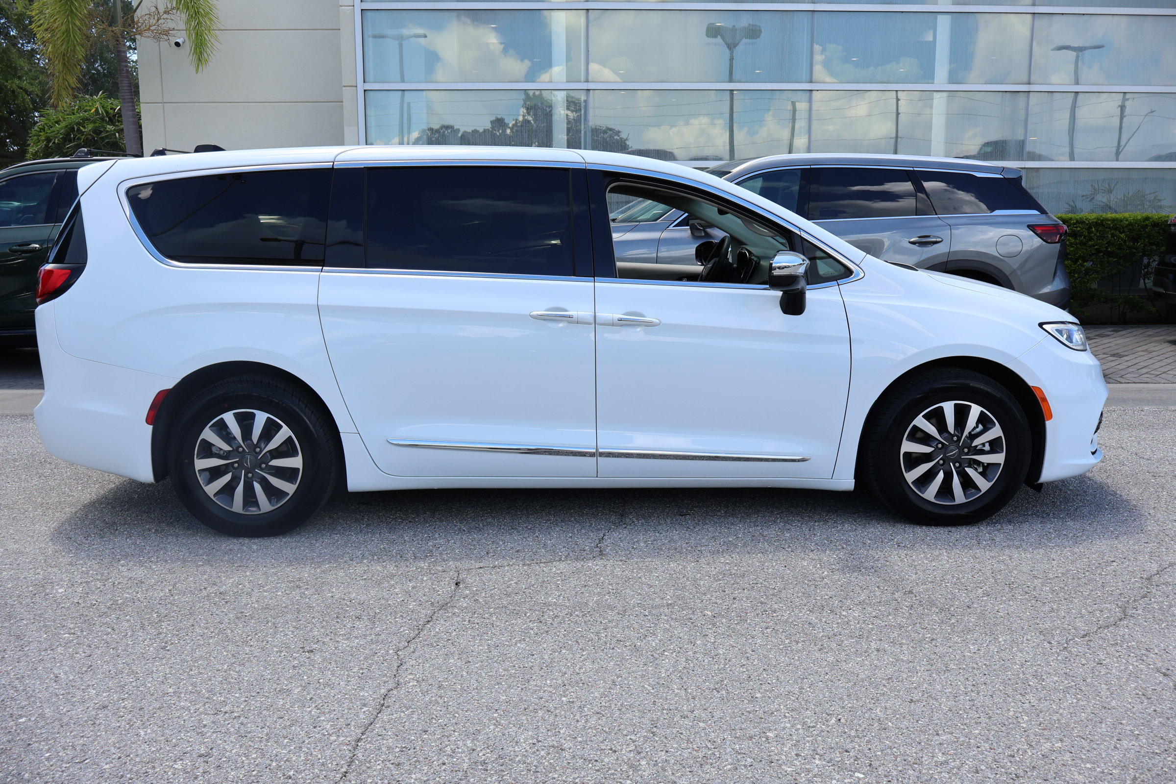 Used 2023 Chrysler Pacifica Limited FWD image 12
