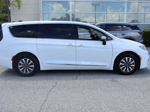 Used 2023 Chrysler Pacifica Limited FWD image 12