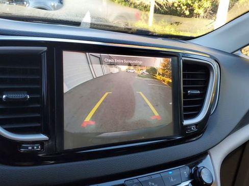 Used 2024 Chrysler Pacifica Touring-L image 21