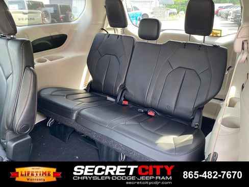 Used 2018 Chrysler Pacifica Touring-L FWD image 10