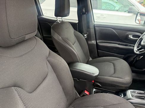 Used 2018 Jeep Renegade Altitude FWD image 15