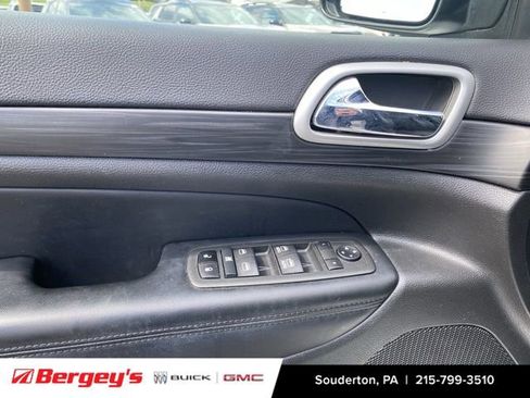 Used 2022 Jeep Grand Cherokee Laredo X AWD/4WD image 26