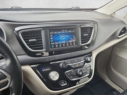 Used 2020 Chrysler Pacifica Touring-L FWD image 14