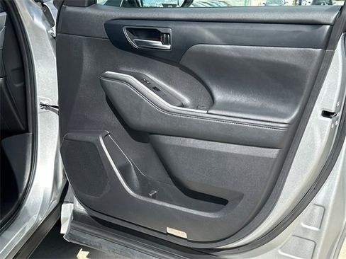 Certified 2024 Toyota Highlander XLE image 7