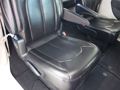 Used 2023 Chrysler Pacifica Touring-L image 25