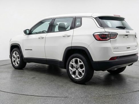 Used 2025 Jeep Compass Latitude AWD/4WD image 6