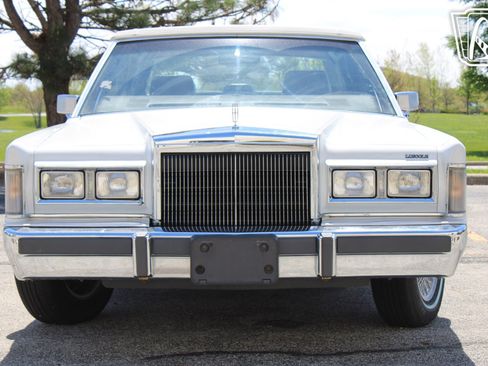 Used 1988 Lincoln Town Car Signature RWD image 23