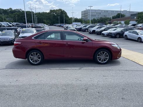 Used 2017 Toyota Camry SE w/ Moonroof Package FWD image 7