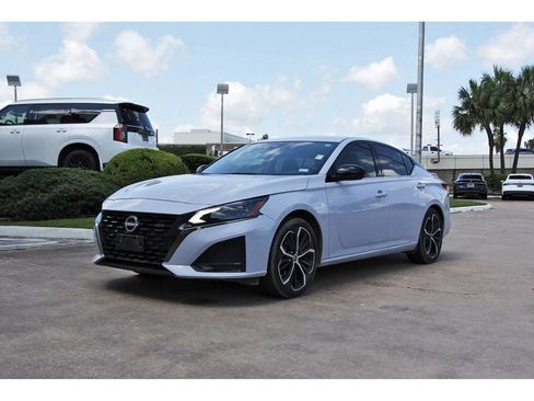 Used 2025 Nissan Altima 2.5 SR FWD image 2